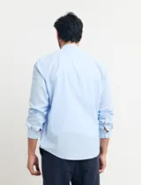 Camisa de lino color beige, de cuello mao y manga larga.