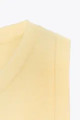 Chaleco amarillo de punto con cuello redondo y sisa.