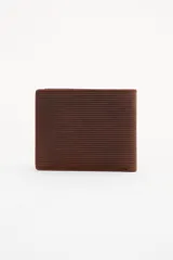 Billetera de cuero marrón con diseño de rayas en los bordes. Interior con divisiones y porta documentos extraíble. Forro de algodón en los bolsillos.