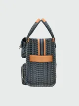 Bolso tote mediano de denim con monograma de la marca Marc Jacobs, con doble asa de mano de cuero y correa bandolera ajustable de tela.