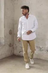 Camisa blanca de vestir, corte slim fit, con cuello clásico y mangas largas.