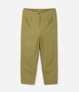 Pantalón zanahoria color verde oliva confeccionado en viscolino, con cintura elástica en la espalda, cierre tradicional, bolsillos laterales y pliegues delanteros.