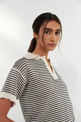 Remera tejida a crochet con cuello polo, de manga corta y diseño a rayas horizontales en crudo y azul marino.