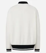 Saco blanco con cuello polo negro, confeccionado en algodón y poliéster. Presenta rayas en los puños y bajo, y estampa con la palabra "Edinburgh" en el pecho.
