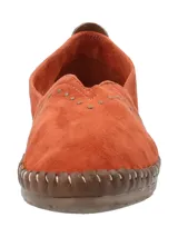 Alpargatas RKF Laurie color ladrillo de cuero suede con tachas metálicas y suela de goma antideslizante.