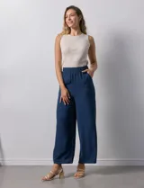 Pantalón de pierna ancha color azul marino, con pretina ancha elastizada.