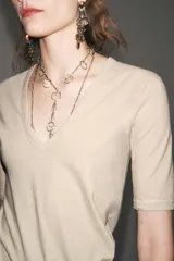 Camiseta color beige de lino con cuello en V y mangas cortas.