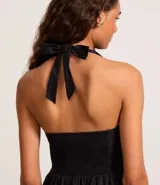 Vestido midi negro de tricolina con escote recto, sin estampa, fruncido en la cintura y lazo en el cuello.