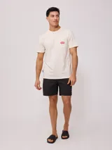 Remera azul marino de algodón con bolsillo en el pecho y logo de la marca Rusty.