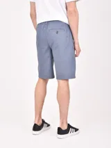 Bermuda de gabardina color celeste, con cintura ajustable con cordón y bolsillos laterales.