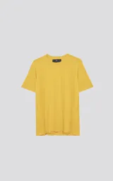 Remera básica azafrán de manga corta, calce regular slim fit y recorte en la espalda.