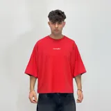 Remera color crema con estampado en la espalda que incluye texto y logo de la marca. Corte boxy fit.