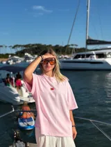 Camiseta celeste con estampado de helados y texto en la espalda.