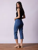 Pantalón capri de denim azul, marca Ruby Rd. Pretina ancha elastizada, bolsillos simulados delanteros, bolsillos aplicados traseros y ruedo desflecado.