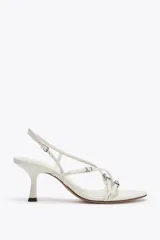 Sandalia de tacón color blanco con tiras finas cruzadas y detalles de hebillas metálicas.