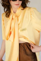 Falda midi color marrón de satén al bies con cintura elástica.