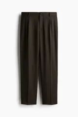 Pantalón de vestir marrón oscuro con textura sutil, corte recto, tiro medio, pinzas delanteras, bolsillos laterales y traseros con solapa y botón, cierre con botón y dobladillo en el ruedo.