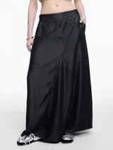 Falda larga negra de denim liviano en 100% lyocell, de silueta amplia y fluida, con cintura con elástico en la parte trasera, bolsillos laterales y recorte delantero con costuras a contratono.