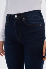 Pantalón de jean azul oscuro, de corte recto y tiro alto.