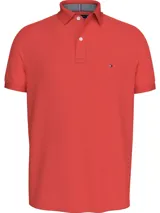 Chomba roja de Tommy Hilfiger, modelo 1985, de corte regular y mangas cortas. Tiene cuello tipo chomba, cartera de dos botones y logo bordado en el pecho. El cuello tiene un diseño de rayas. Confeccionada en mezcla de algodón y poliéster.