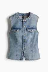 Chaleco entallado de denim celeste con cuello redondo, cierre de botones y solapas decorativas con botón en el pecho.