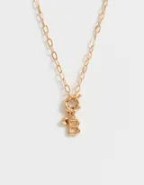 Collar corto dorado con cadena de eslabones, cierre de mosquetón, dije de corazón y dije de letra B.