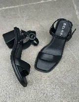 Sandalias de cuero negras con taco bloque bajo y pulsera al tobillo con hebilla.