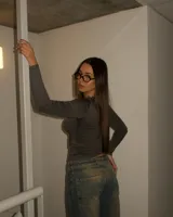 Remera gris de manga larga y cuello redondo.