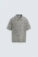 Polo de hombre de punto con brillo, corte regular fit, cuello solapa con cierre de botones, manga corta y terminaciones en rib.