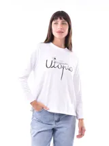 Remera blanca de manga larga con estampa rectangular dorada con diseño animal print y texto 'Fearless, fierce & fabulous'.