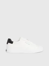 Zapatillas urbanas Calvin Klein blancas de cuero, con detalle en cuero negro en el talón y logo de la marca en el lateral.