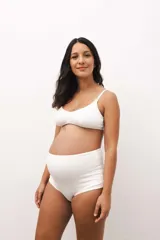 Culotte maternal blanco de algodón con doble tela, sin elásticos que marquen. Ideal para embarazo y postparto.