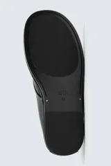 Zapato de cordones tipo derby, color negro, con capellada de cuero abatanado, plantilla de cuero y suela ultrafina.