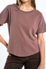 Remera color arena de algodón peinado, corte ajustado y mangas cortas.