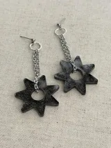 Par de caravanas colgantes con cadena de eslabones plateados y dije en forma de estrella de seis puntas, color negro con efecto glitter.