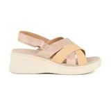 Sandalias de plataforma color beige con tiras cruzadas y ajuste con velcro en el tobillo.
