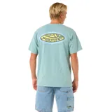 Remera verde de manga corta con estampado pequeño en el pecho.