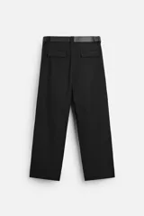 Pantalón negro de corte recto con cinturón de cuero sintético, pliegues frontales, bolsillos laterales y traseros con solapa.