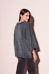 Sweater azul petróleo con lurex plateado, mangas 3/4 acampanadas y corte oversize.
