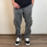 Pantalón jean cargo gris oscuro, corte holgado, con bolsillos laterales y traseros.