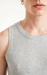 Musculosa básica unisex color gris melange, confeccionada en tela morley con moldería slim-fit.