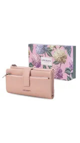 Billetera de mujer color negro, con textura símil cuero granulado. Presenta un cierre de presilla con broche, correa de mano desmontable y múltiples compartimentos internos, incluyendo un monedero con cierre.