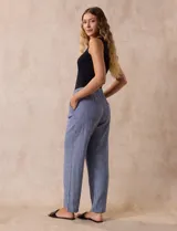Pantalón de lino estampado marca Dash, con pretina ancha elastizada con lazo de ajuste, bolsillos inclinados delanteros y traseros.