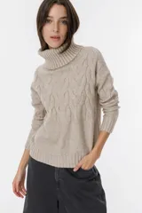 Sweater de punto beige con cuello polera, puños ajustados y detalles de ochos en la parte delantera.