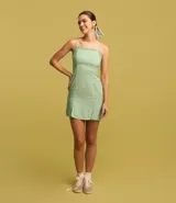 Vestido corto color verde agua, con breteles finos, escote recto con volados y falda con volado en el ruedo.