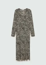 Vestido largo de tejido fluido con estampado animal print, escote de pico y manga larga.