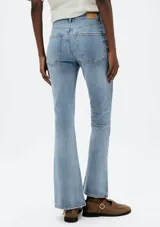 Pantalón de jean azul, modelo petit flare, tiro alto y corte ajustado en la cadera y muslos, con pierna acampanada desde la rodilla.