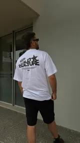 Remera blanca de algodón con estampa en la espalda con el texto "Culture" y una estrella.