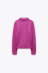 Jersey de lana color fucsia con cuello polo y tapeta con botones.