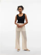 Pantalón de tiro alto con corte wide leg y cintura elástica con cordón ajustable. Confeccionado en punto single jersey con mezcla de algodón convencional, algodón reciclado y poliéster reciclado, combina suavidad, elasticidad y comodidad.